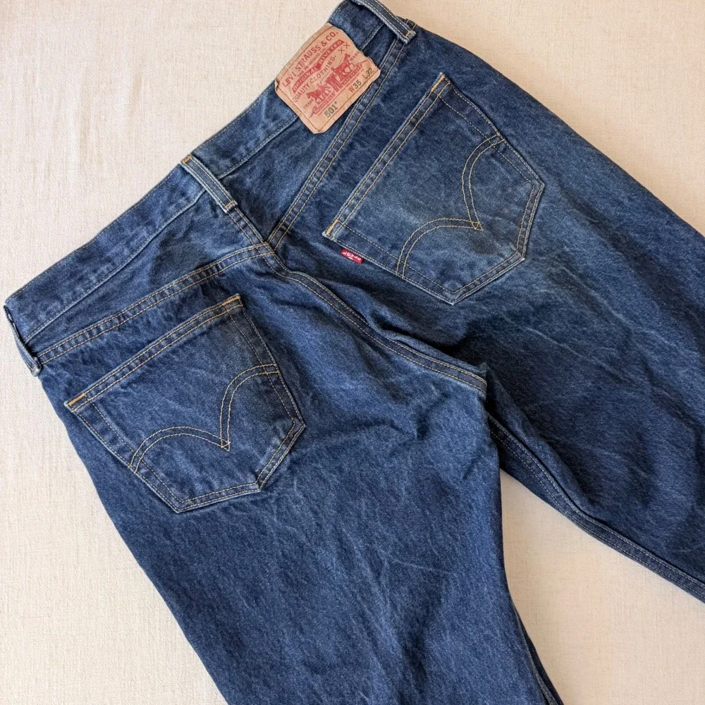 Levis 501 Original Straight Fit Jeans Mens 35x32 Dark Wash Blue Denim Button Fly